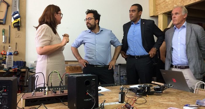 Mounir Mahjoubi dans le fablab LFO de la Friche Belle de Mai