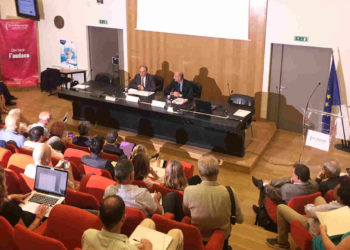 Yvon Berland, le président d'Amu, avec le directeur innovation de la Commission européenne, Jean-Eric Paquet et la communauté scientifique d'Aix Marseille (Photo JFE/Gomet')