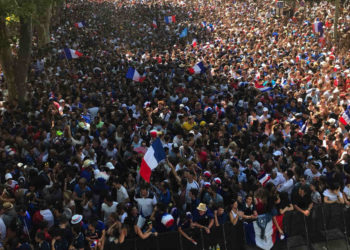 Le cours Mirabeau à Aix noir de monde pour la finale France - Croatie (Photo Ville d'Aix)