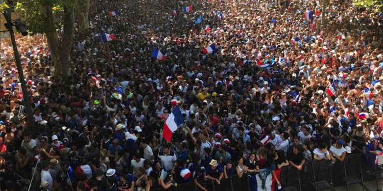 Le cours Mirabeau à Aix noir de monde pour la finale France - Croatie (Photo Ville d'Aix)