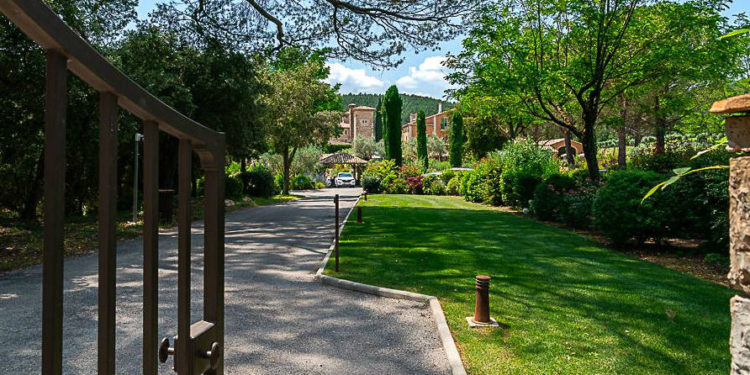 L'allée qui mène au Château de Berne où se trouvent les espaces pour les réunions des séminaires (photo Ted Alter/Gomet')