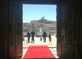 Soit dit en passant : entre les grands principes et les actes…