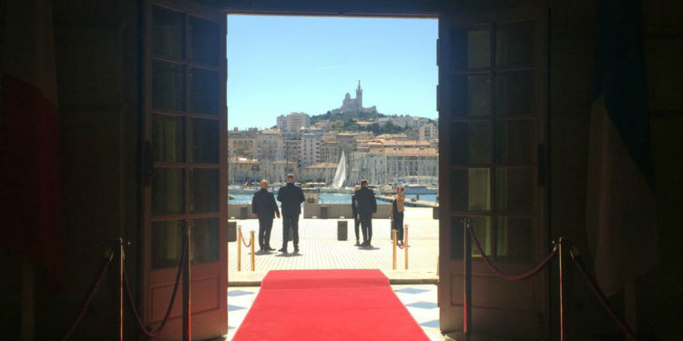 Soit dit en passant : entre les grands principes et les actes…