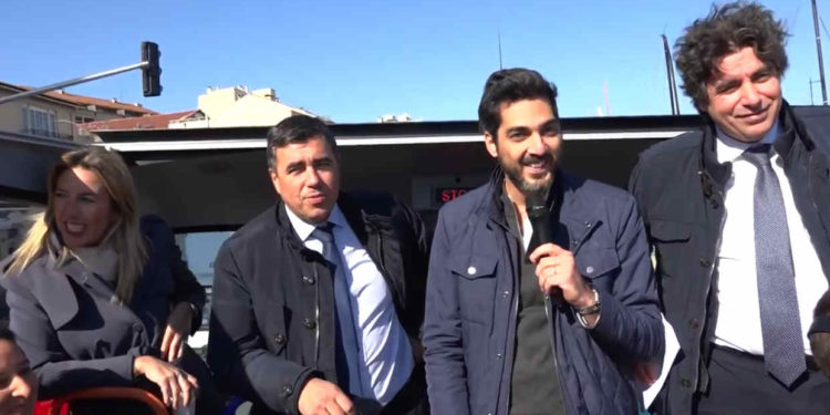 Julien Guedj (avec le micro) et la famille Swaton associée dans Colorbüs. (Photo NK)