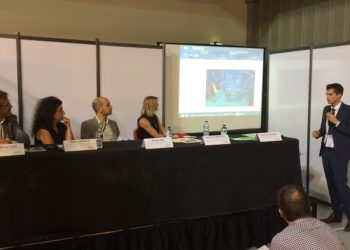 De gauche à droite : Jean-Michel Diaz, délégué régional de Total Méditerranée, Hélène Barrau, chef de service mutation industrielle et transition énergétique à la Métropole, Nicolas Mat, secrétaire général de Piicto, Patrica Guiraudie, directrice général de Novachim et Nicolas Cambazard, chef de projet chez Provence Promotion (Crédit RM)