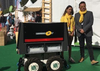 La Poste teste EffiBOT, un robot autonome qui aide les facteurs dans leur distribution