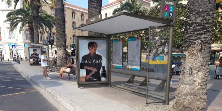 Après 11 ans d’absence, JC Decaux remporte le mobilier urbain publicitaire de Perpignan