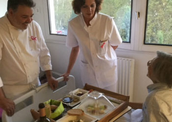 Le chef Mathias Dandine et le Docteur Vaini-Cowen avec une patiente