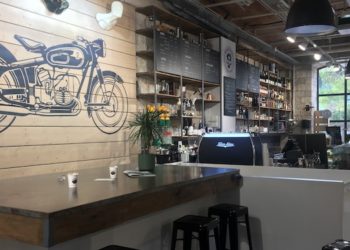 Un café au sein de la boutique The Royal Racer aux Docks Village