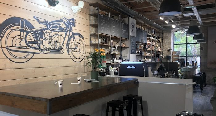 Un café au sein de la boutique The Royal Racer aux Docks Village