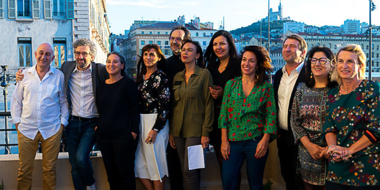 Une partie de la nouvelle équipe du club de la presse autour de la présidente Elsa Charbit (Photo TA)