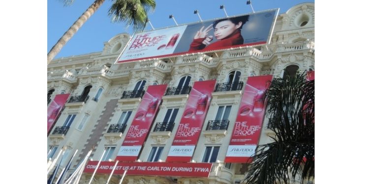 Paysages de France porte plainte contre les publicités sur la façade du Carlton