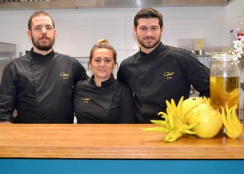 Eric Maillet (à droite) et son équipe dans son nouveau restaurant, le Cédrat à Marseille ©Laura Cabassu