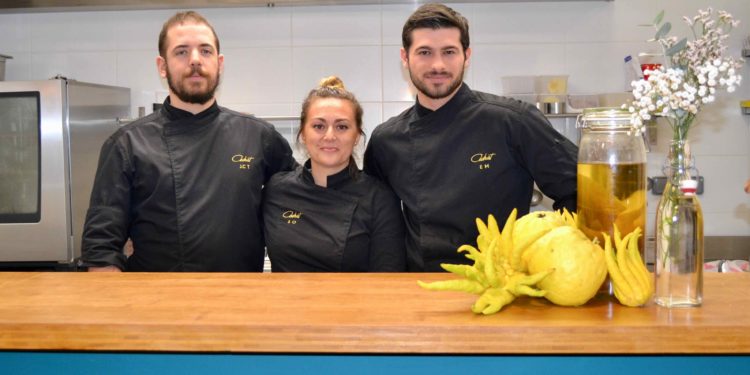 Eric Maillet (à droite) et son équipe dans son nouveau restaurant, le Cédrat à Marseille ©Laura Cabassu