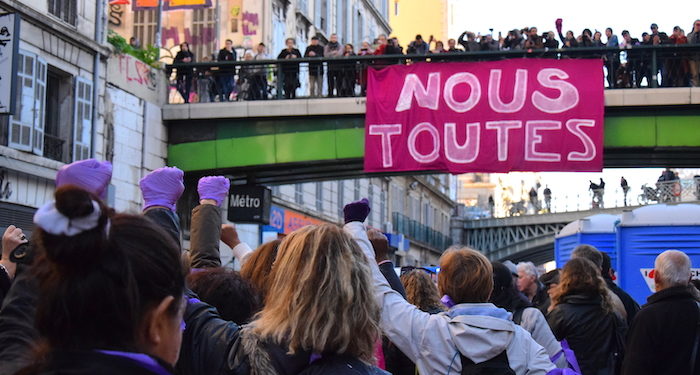 Le poing levé contre les violences faites aux femmes à Marseille