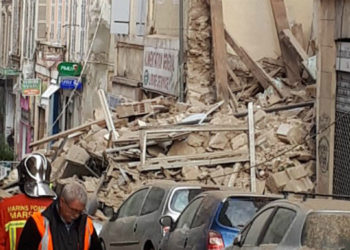 Des sapeurs pompiers tentent de dégager les décombres suite à l'effondrement de deux immeubles rue d'Aubagne dans le 1e arrondissement. (Crédits SDIS13)