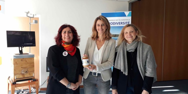 La Société des eaux de Marseille offre aux Restos du cœur du miel de ses ruches urbaines