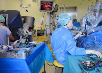 Le Dr Nicolas Doumerc et son équipe ont réalisé une intervention qui consiste à déplacer un rein et à le repositionner au contact de la vessie, sans nécessité d'ouvrir l'abdomen. Crédit Photo : CHU Toulouse