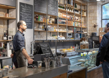 Dans Les Docks Village, The Royal Racer Marseille s’enrichit d’un café-bistrot