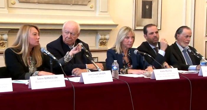 Jean-Claude Gaudin et à sa gauche Arlette Fructus au lendemain de la catastrophe de la rue d'Aubagne (Archives Gomet').