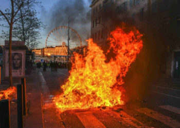 Cours Jean Balard sur le Vieux-Port samedi 8 décembre 2018.