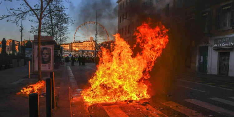 Cours Jean Balard sur le Vieux-Port samedi 8 décembre 2018.