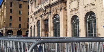 L'hôtel de ville de Marseille entouré de barrière de sécurité samedi 8 décembre (Crédit DR)