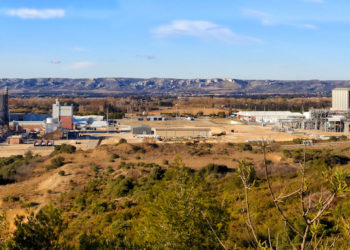 L'ancienne raffinerie de LyondellBasell a laissé un terrain disponible de 122 ha à Berre (Crédit LyondellBasell)