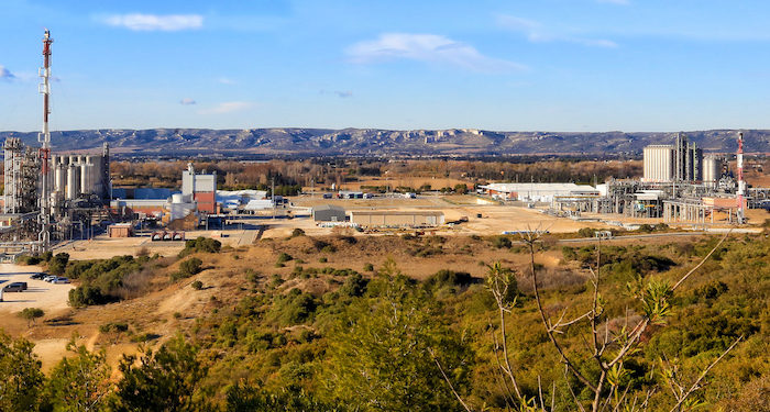 L'ancienne raffinerie de LyondellBasell a laissé un terrain disponible de 122 ha à Berre (Crédit LyondellBasell)