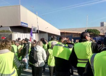 Les gilets jaunes se divisent devant le siège de La Provence