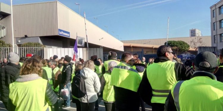 Les gilets jaunes se divisent devant le siège de La Provence