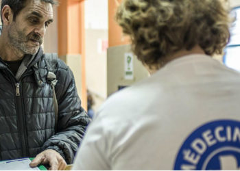 Médecins du Monde et l’URPS (Union régionale des professionnels de santé) Médecins Libéraux Paca lancent à Marseille un dispositif qui permet aux personnes qui n’ont pas de couverture maladie, d’être soignées sans qu’elles soient facturées.