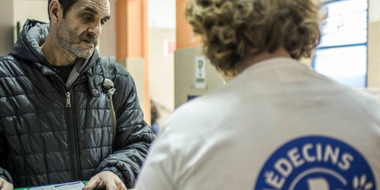 Médecins du Monde et l’URPS (Union régionale des professionnels de santé) Médecins Libéraux Paca lancent à Marseille un dispositif qui permet aux personnes qui n’ont pas de couverture maladie, d’être soignées sans qu’elles soient facturées.