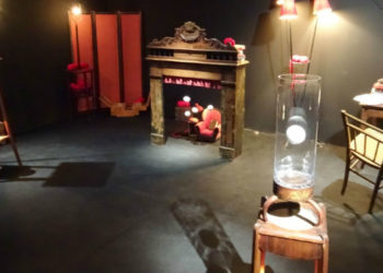 Que faisait Denise dans son boudoir ?