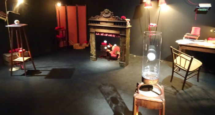 Que faisait Denise dans son boudoir ?