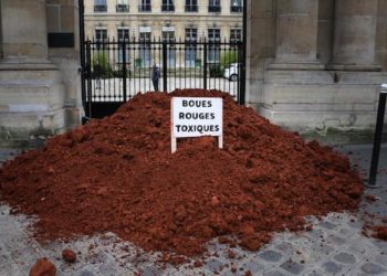 Dix tonnes de "boues rouges" déversées au ministère de l'écologie
