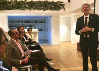 Jean-Pierre Serrus avec des membres de l'association Pour une métropole des citoyens (Photo DR)