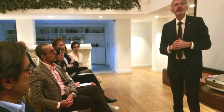 Jean-Pierre Serrus avec des membres de l'association Pour une métropole des citoyens (Photo DR)