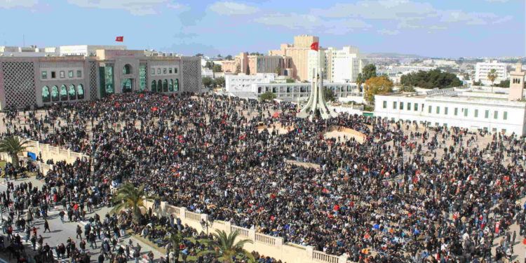 Place du gouvernorat à Tunis pendant une manifestation (Crédit : Yassine_Bousselmi).