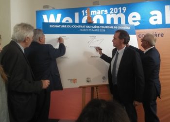 Les présidents du Conseil régional et des CCI signent le contrat de filière pour le développement du tourisme de croisière en Provence-Alpes-Côte d'Azur (Crédit : Pierre Coronas)