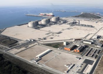 A Fos, GRTgaz avitaille les méthaniers et les camions-citernes en gaz naturel liquéfié. Il espère bientôt pouvoir souter les navires de croisière et les porte-conteneurs. (Cyril Becquart)