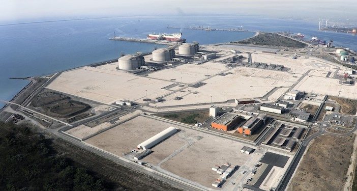 A Fos, GRTgaz avitaille les méthaniers et les camions-citernes en gaz naturel liquéfié. Il espère bientôt pouvoir souter les navires de croisière et les porte-conteneurs. (Cyril Becquart)