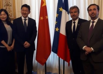 Que Weidong, P-dg de Quechen, et sa femme, Jean-Luc Chauvin, président de Provence Promotion et Renaud Paubelle, directeur de l'aménagement du grand port maritime