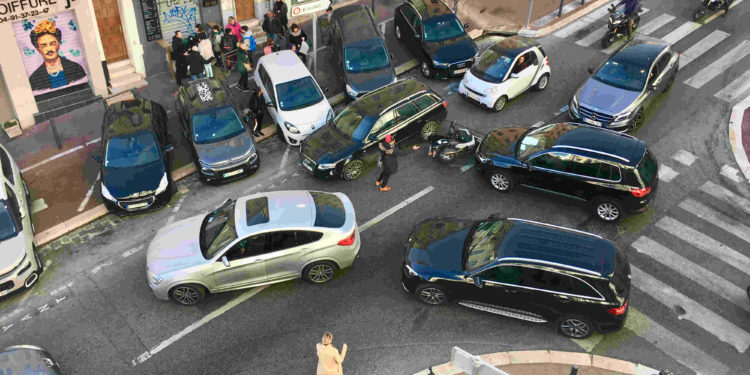 Soit dit en passant : on l’appelle le millefeuille, et pour les victimes, ce n’est pas du gâteau