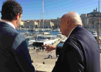 Jean-Claude Gaudin avec Christophe Castaner sur le balcon de l'hôtel de ville vendredi 8 mars 2019 (Photo JFE/Gomet')