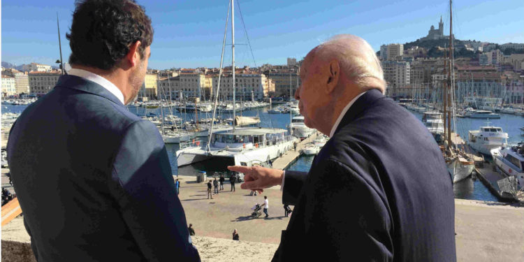 Jean-Claude Gaudin avec Christophe Castaner sur le balcon de l'hôtel de ville vendredi 8 mars 2019 (Photo JFE/Gomet')
