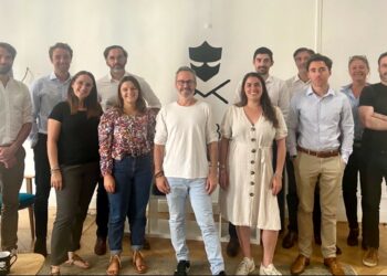 Thomas Kerjean (au centre) avec une partie de ses collaborateurs et les nouveaux investisseurs (Crédit DR)