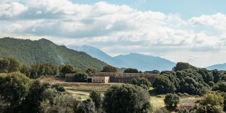 L'école en bois de la jeune architecte se fond et s'adapte au paysage corse. (Photo Wearecontents)