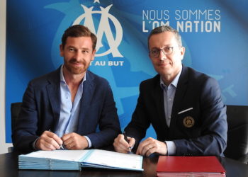 André Villas-Boas signe son contrat d'entraineur à l'OM avec le président Jacques-Henri Eyraud