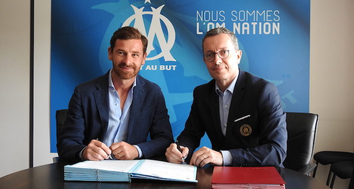 André Villas-Boas signe son contrat d'entraineur à l'OM avec le président Jacques-Henri Eyraud